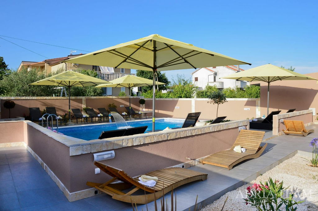 APARTMAN U SUTERENU S BAZENOM I VELIKIM VRTOM - PRIVLAKA