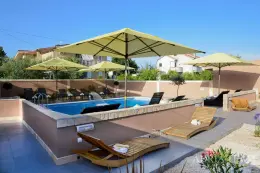 APARTMAN U SUTERENU S BAZENOM I VELIKIM VRTOM - PRIVLAKA nekretnina za prodaju