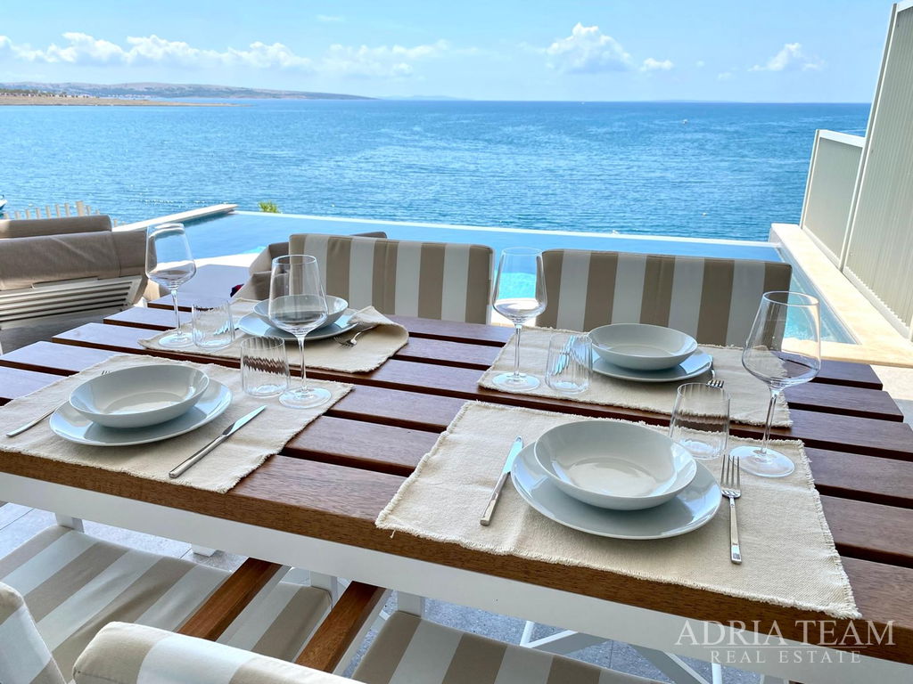 LUKSUZAN DVOETAŽNI APARTMAN, PRVI RED DO MORA, NOVOGRADNJA - POVLJANA, PAG