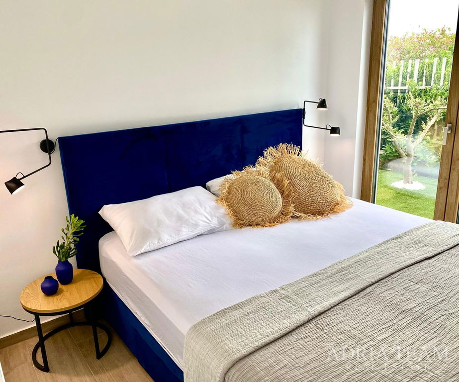 LUKSUZAN DVOETAŽNI APARTMAN, PRVI RED DO MORA, NOVOGRADNJA - POVLJANA, PAG