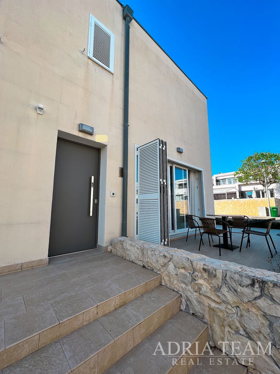 APARTMAN S DVIJE TERASE, DRUGI RED DO MORA - PETRČANE