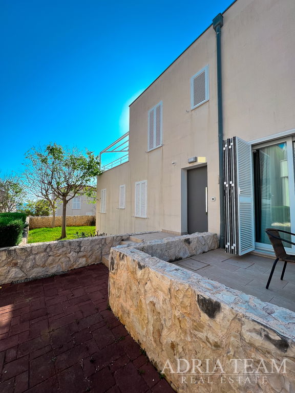 APARTMAN S DVIJE TERASE, DRUGI RED DO MORA - PETRČANE