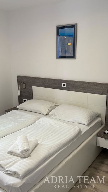 PRIZEMNI PREUREĐENI APARTMAN S DVA VRTA I TERASOM - PETRČANE