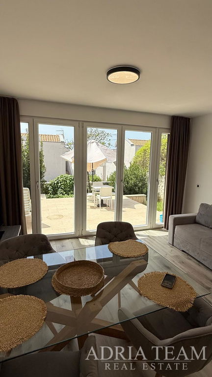 PRIZEMNI PREUREĐENI APARTMAN S DVA VRTA I TERASOM - PETRČANE