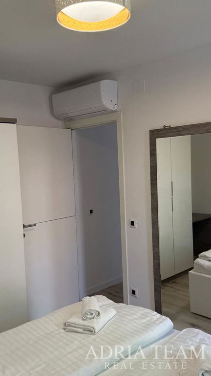 PRIZEMNI PREUREĐENI APARTMAN S DVA VRTA I TERASOM - PETRČANE