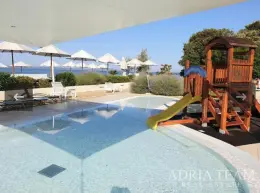 PRIZEMNI PREUREĐENI APARTMAN S DVA VRTA I TERASOM - PETRČANE nekretnina za prodaju