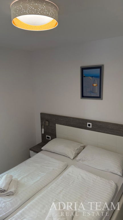 PRIZEMNI PREUREĐENI APARTMAN S DVA VRTA I TERASOM - PETRČANE