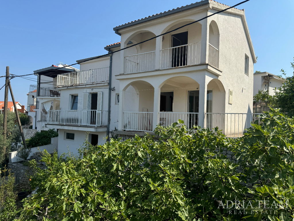 KUĆA S POMOĆNIM OBJEKTOM (SPREMIŠTE + LJETNA KUHINJA) - STOMORSKA, ŠOLTA