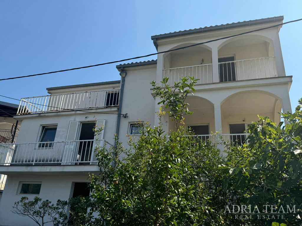 KUĆA S POMOĆNIM OBJEKTOM (SPREMIŠTE + LJETNA KUHINJA) - STOMORSKA, ŠOLTA