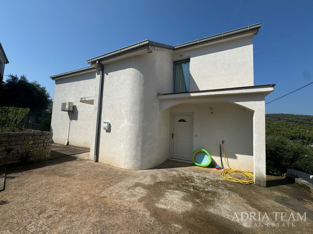 KUĆA S POMOĆNIM OBJEKTOM (SPREMIŠTE + LJETNA KUHINJA) - STOMORSKA, ŠOLTA