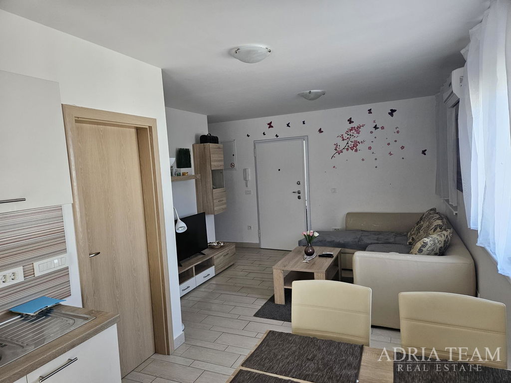 APARTMAN S BALKONOM NA PRVOM KATU, 15m OD MORA - RTINA, BENIĆI