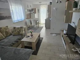 APARTMAN S BALKONOM NA PRVOM KATU, 15m OD MORA - RTINA, BENIĆI nekretnina za prodaju