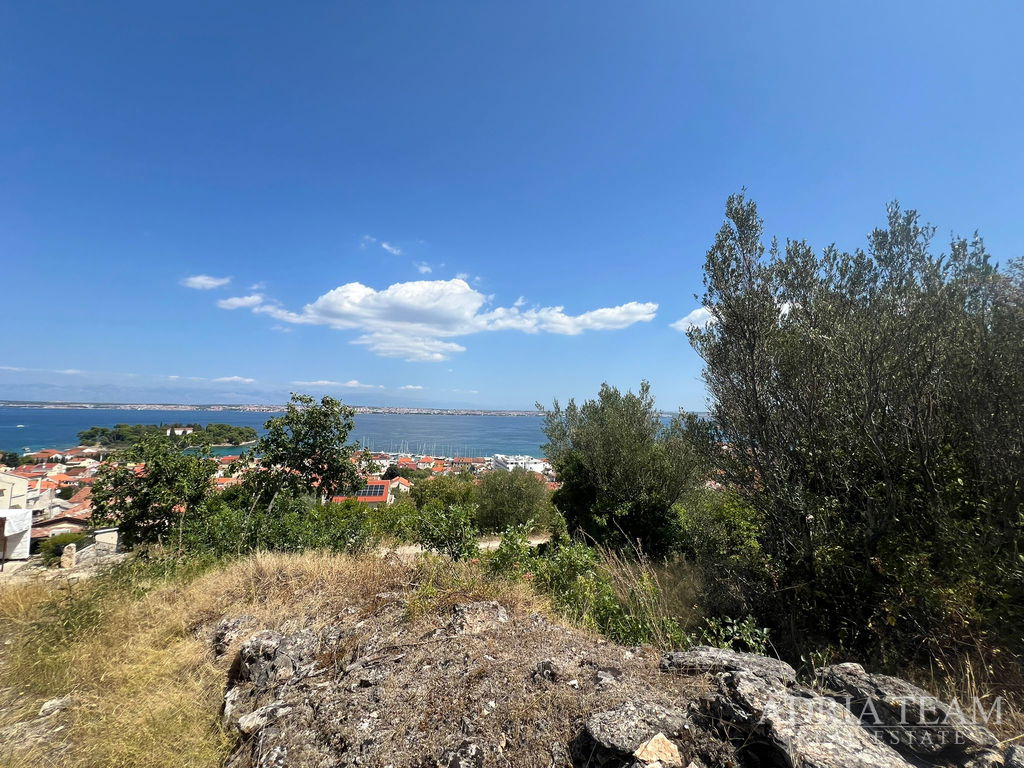 GRAĐEVINSKO ZEMLJIŠTE S PROJEKTOM ZA VILU S BAZENOM, POGLED NA MORE - PREKO, UGLJAN