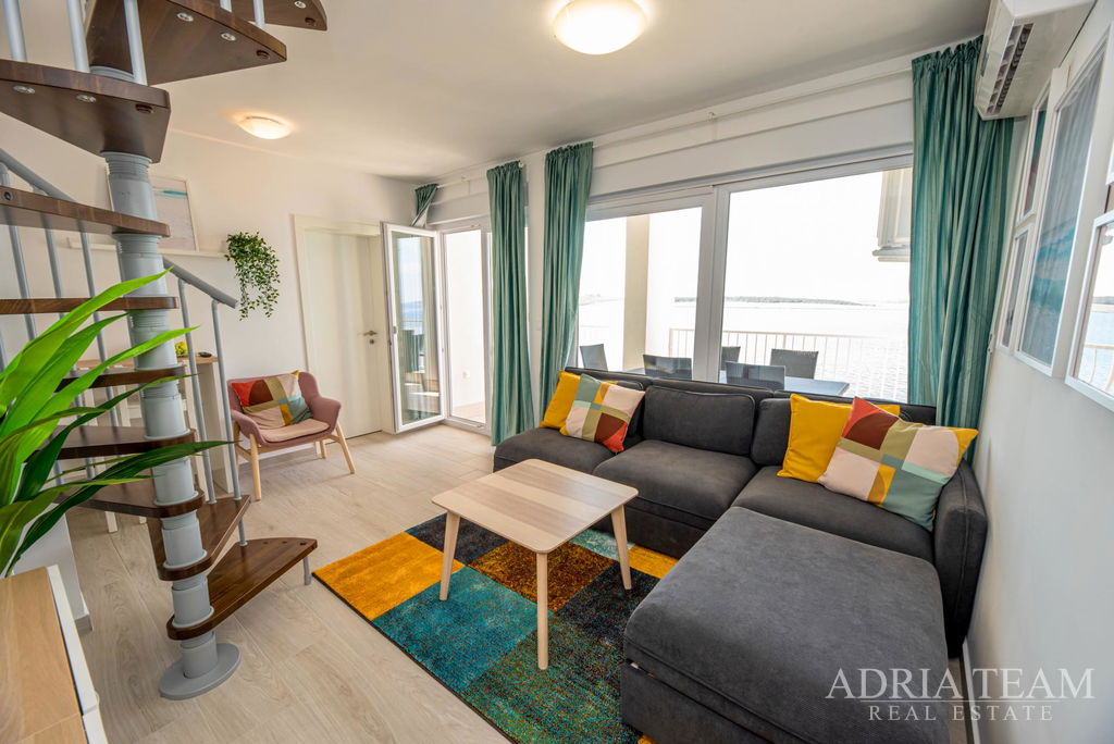 APARTMAN U PRVOM REDU DO MORA – POVLJANA, OTOK PAG