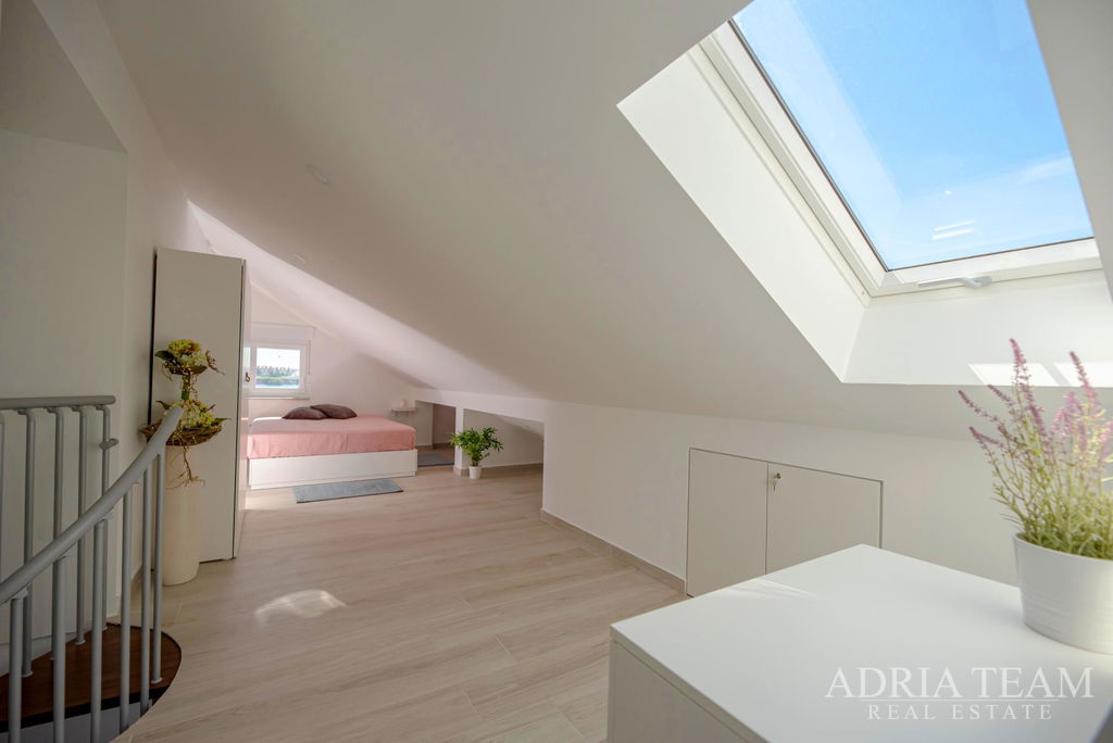 APARTMAN U PRVOM REDU DO MORA – POVLJANA, OTOK PAG