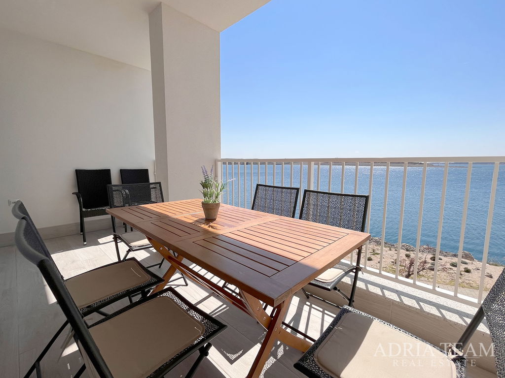 APARTMAN U PRVOM REDU DO MORA – POVLJANA, OTOK PAG