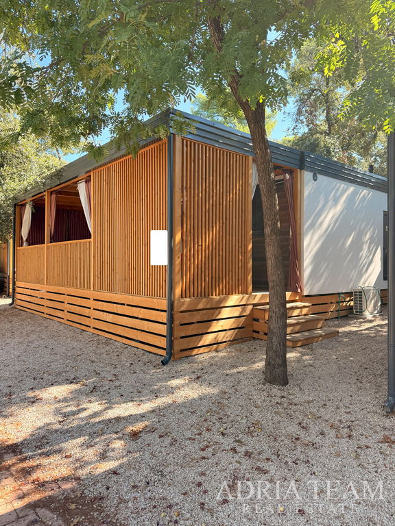 POTPUNO OPREMLJENA MOBILNA KUĆICA, UDALJENA 175 m OD MORA - BIOGRAD NA MORU