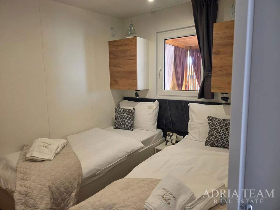 POTPUNO OPREMLJENA MOBILNA KUĆICA, UDALJENA 175 m OD MORA - BIOGRAD NA MORU