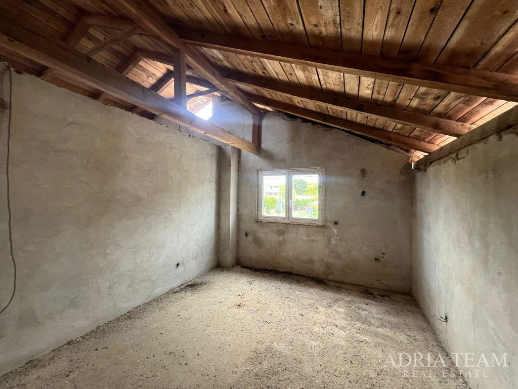 KUĆA ZA UREĐENJE S GRAĐEVINSKOM DOZVOLOM, BLIZINA PRIRODE - POLAČA