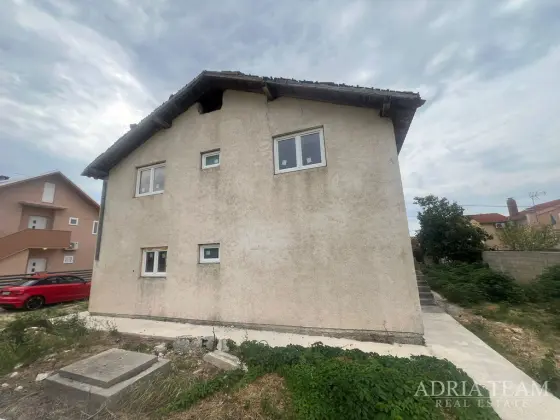 KUĆA ZA UREĐENJE S GRAĐEVINSKOM DOZVOLOM, BLIZINA PRIRODE - POLAČA nekretnina za prodaju