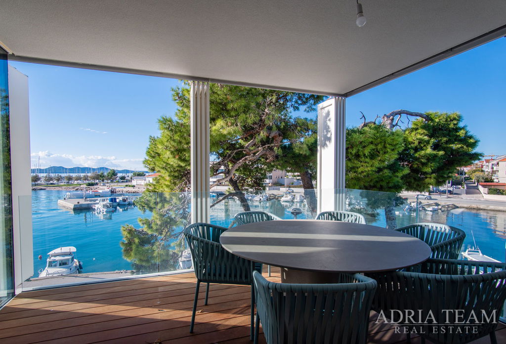 VILA U PRVOM REDU DO MORA, MODERNA ARHITEKTURA, PROSTRANA KROVNA TERASA - BRODARICA, ZADAR