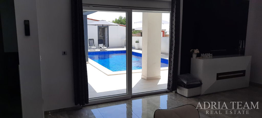 KUĆA S BAZENOM, MIRNA I TIHA POZICIJA - PAG, POVLJANA