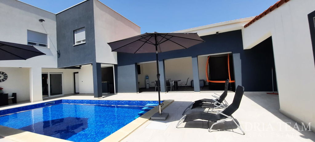 KUĆA S BAZENOM, MIRNA I TIHA POZICIJA - PAG, POVLJANA