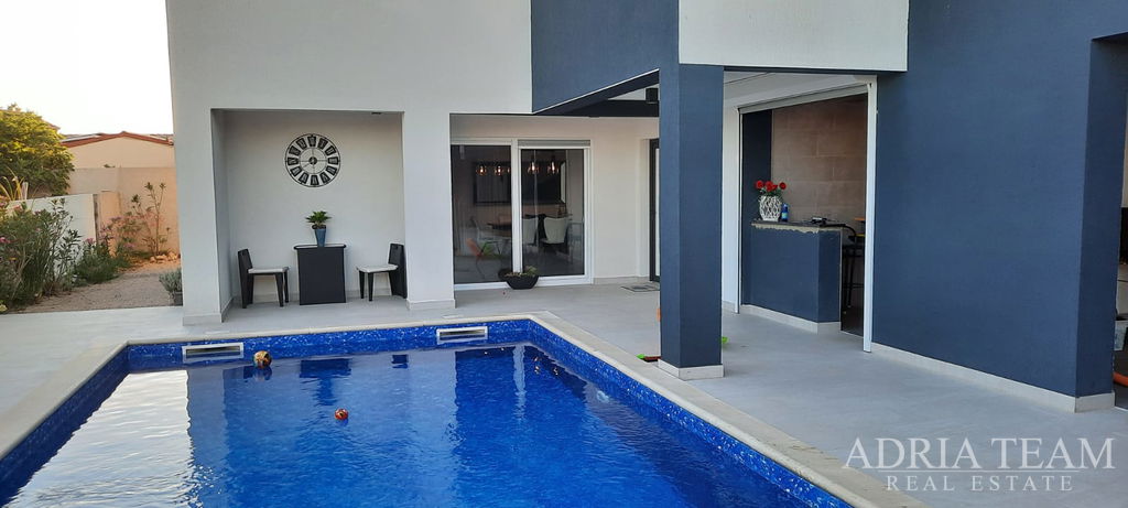 KUĆA S BAZENOM, MIRNA I TIHA POZICIJA - PAG, POVLJANA