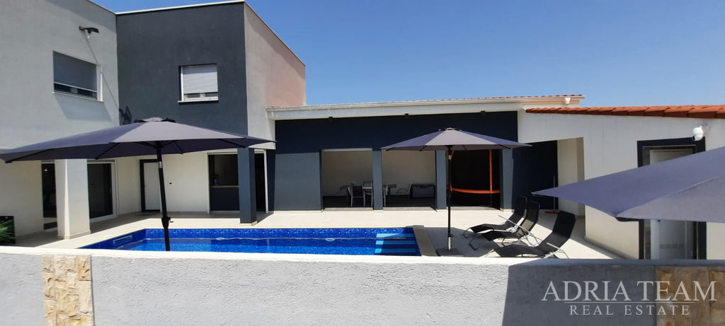 KUĆA S BAZENOM, MIRNA I TIHA POZICIJA - PAG, POVLJANA