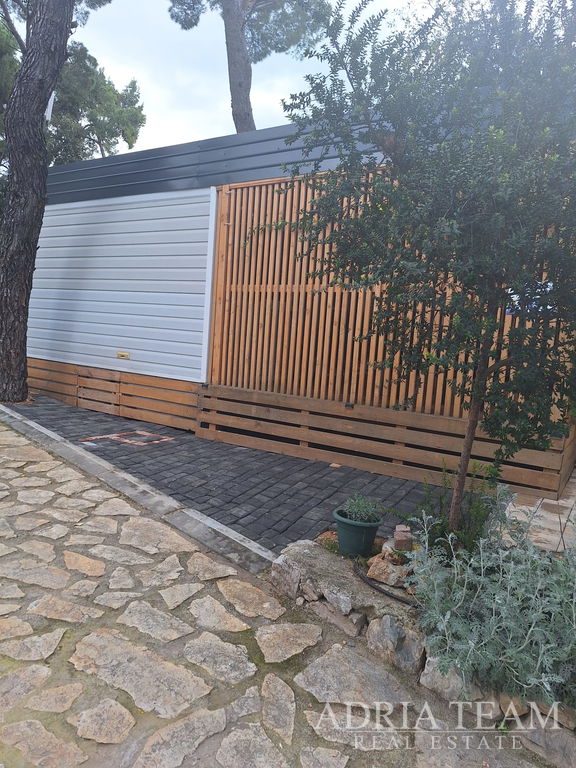 PRODAJE SE POTPUNO OPREMLJENA MOBILNA KUĆA – 70 m OD MORA Biograd na Moru – Camping Park Soline