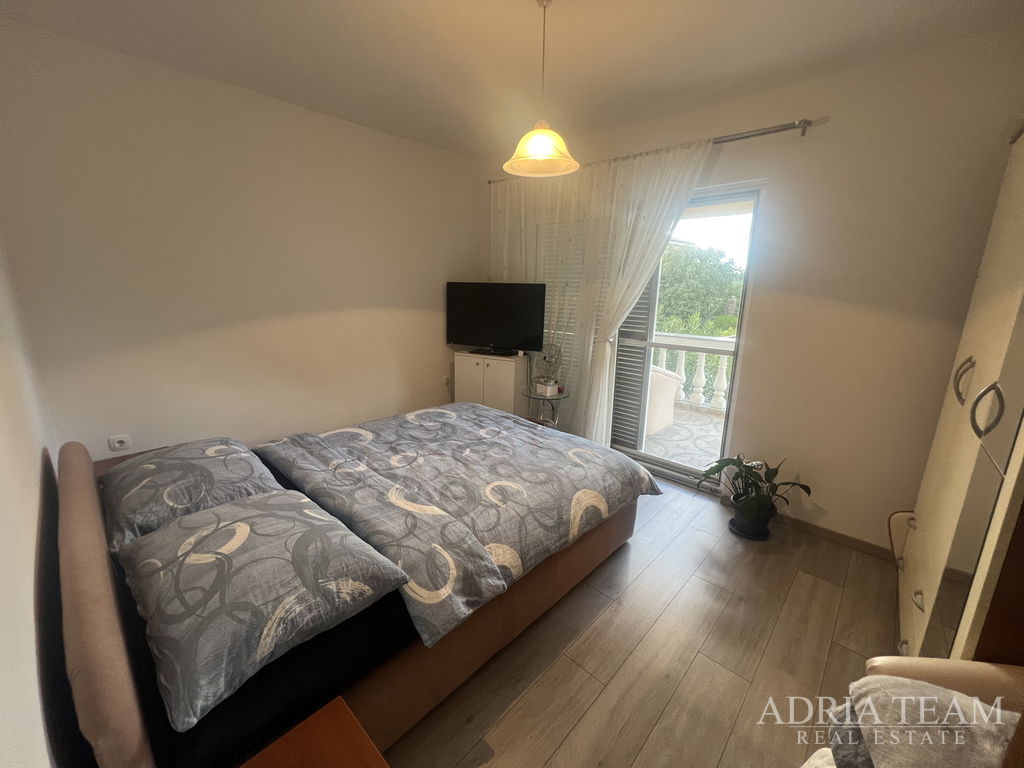 POLOVICA DVOJNE KUĆE S PROSTRANIM DVORIŠTEM - GORNJI KARIN