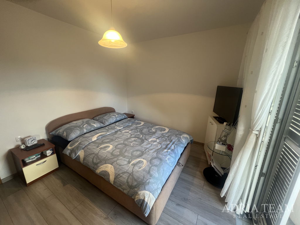 POLOVICA DVOJNE KUĆE S PROSTRANIM DVORIŠTEM - GORNJI KARIN