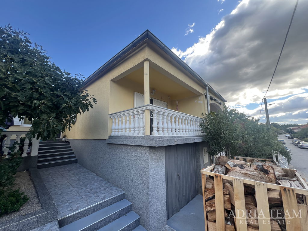 POLOVICA DVOJNE KUĆE S PROSTRANIM DVORIŠTEM - GORNJI KARIN