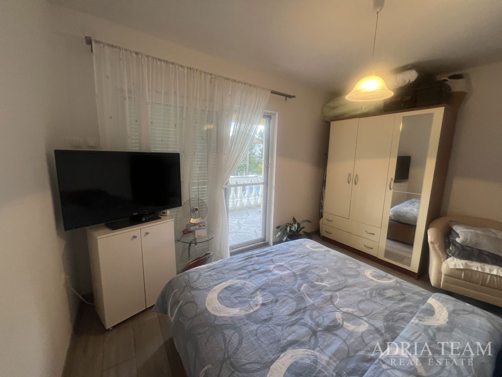 POLOVICA DVOJNE KUĆE S PROSTRANIM DVORIŠTEM - GORNJI KARIN