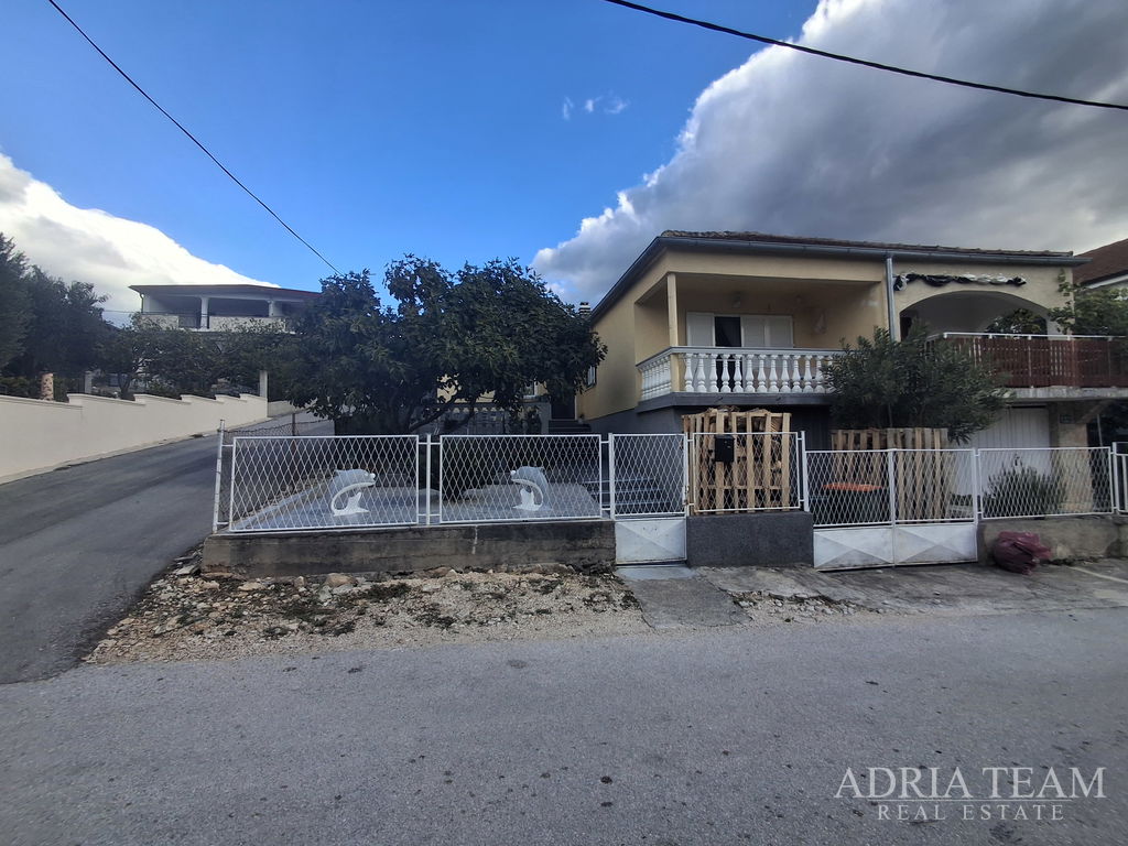 POLOVICA DVOJNE KUĆE S PROSTRANIM DVORIŠTEM - GORNJI KARIN