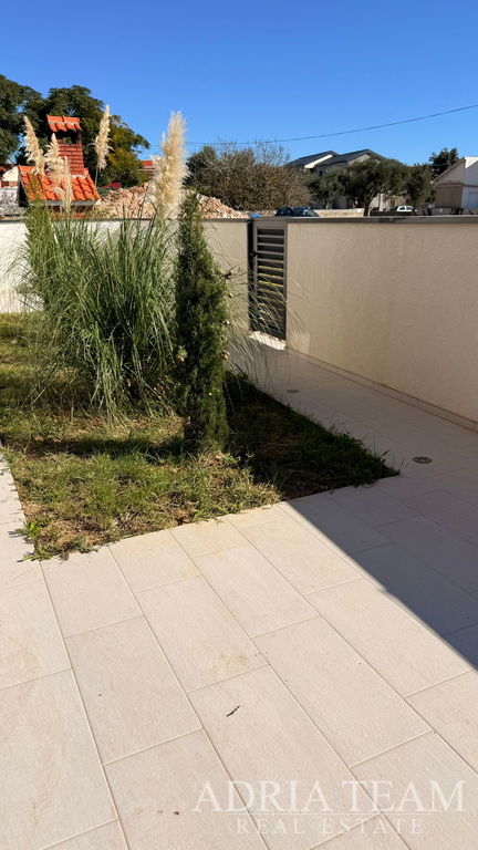 NOVOGRADNJA U PRIZEMLJU S VLASTITIM DVORIŠTEM I PODNIM GRIJANJEM - VIR