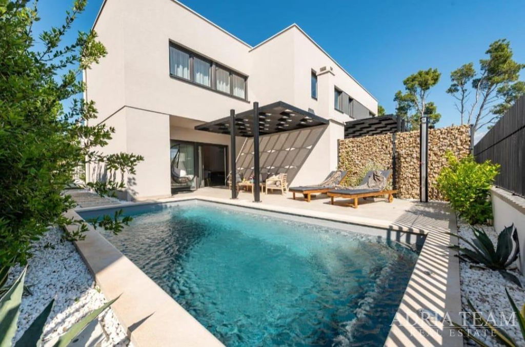 DVOJNA KUĆA  126m2 - PRIVLAKA