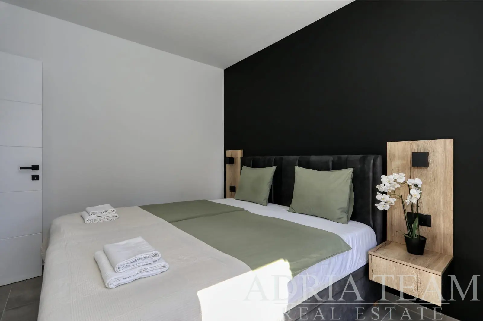 PENTHOUSE - S POGLEDOM NA MORE - PRIVLAKA