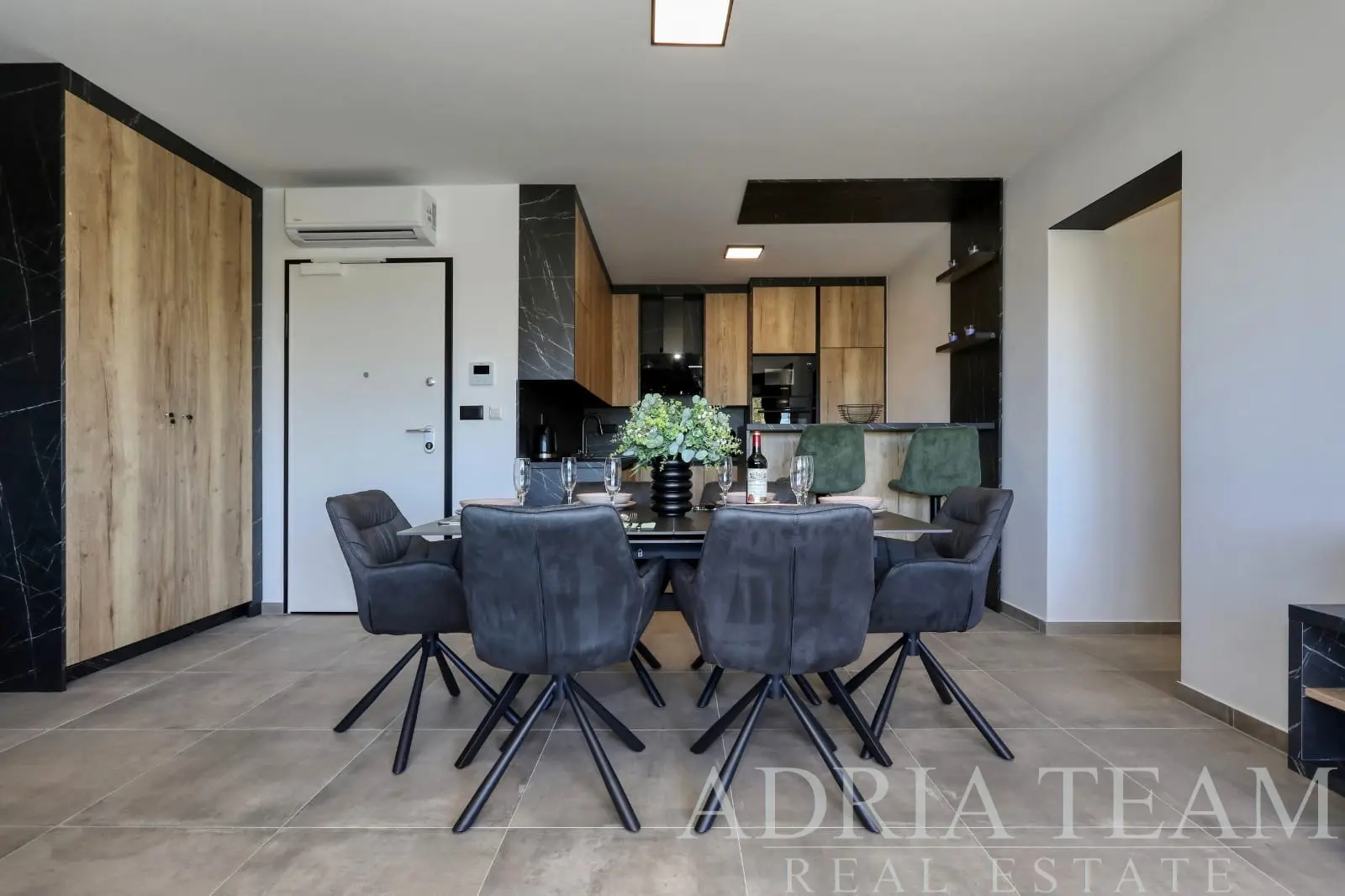 PENTHOUSE - S POGLEDOM NA MORE - PRIVLAKA