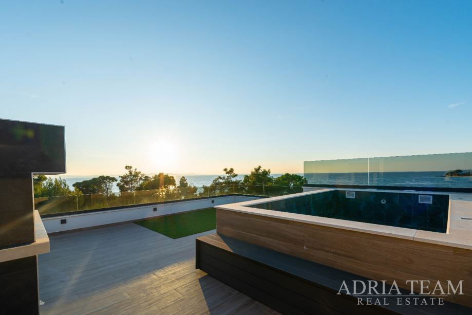 PENTHOUSE - S POGLEDOM NA MORE - PRIVLAKA