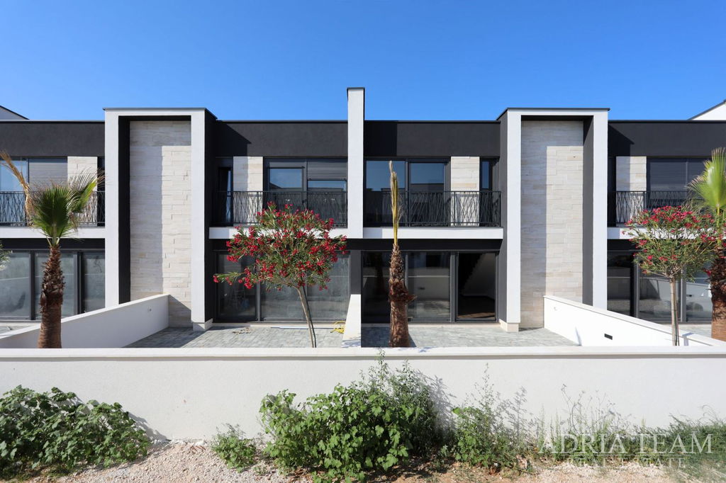 KUĆA U NIZU, NOVOGRADNJA, NAMJEŠTENA - PRIVLAKA