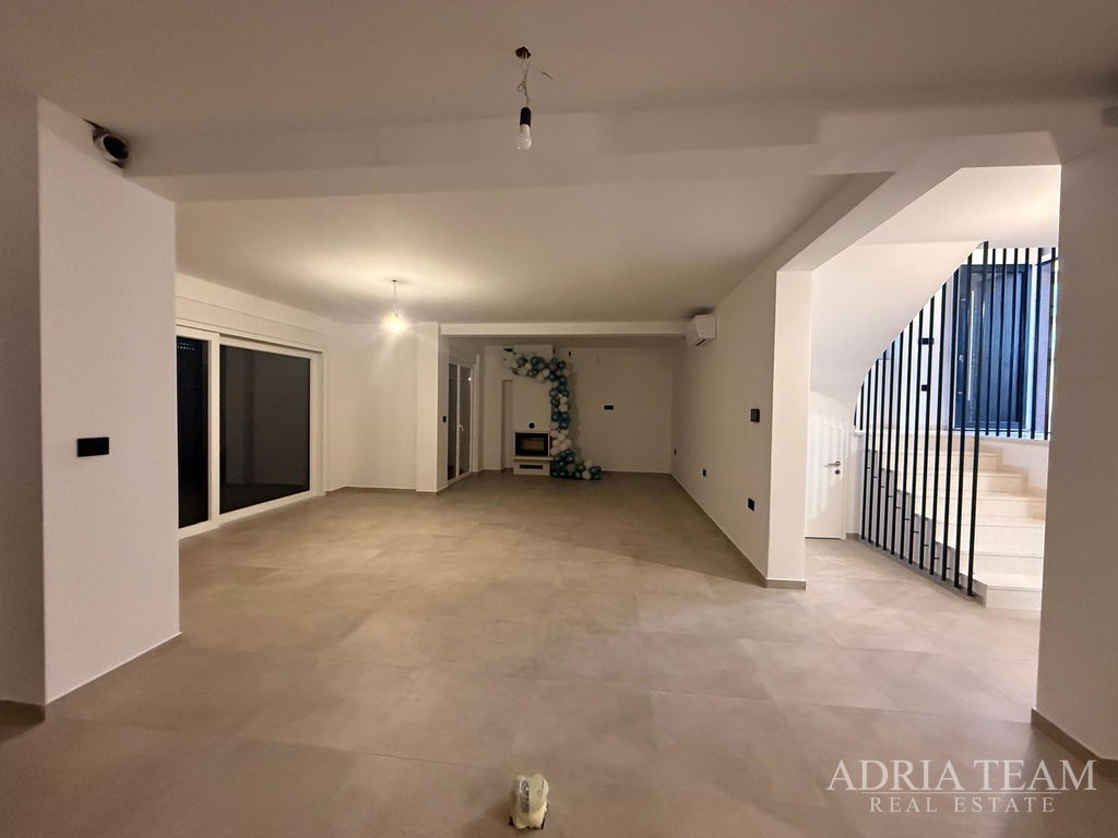 LUKSUZNA VILA S BAZENOM – NOVALJA, PAG