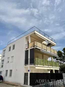 DVOSOBAN APARTMAN S VRTOM I 2 PARKIRNA MJESTA, 150m OD PLAŽE – PETRČANE (PUNTA RADMAN), ZADAR nekretnina za prodaju