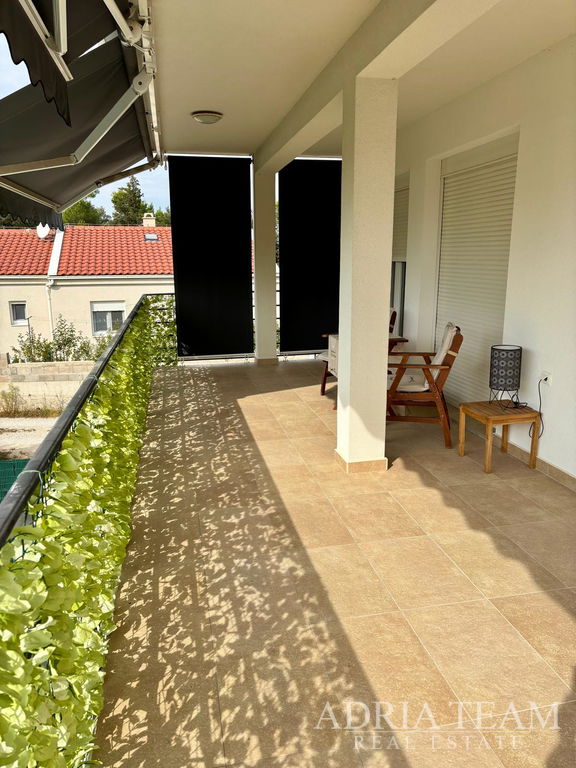 DVOSOBAN APARTMAN S VRTOM I 2 PARKIRNA MJESTA, 150m OD PLAŽE – PETRČANE (PUNTA RADMAN), ZADAR