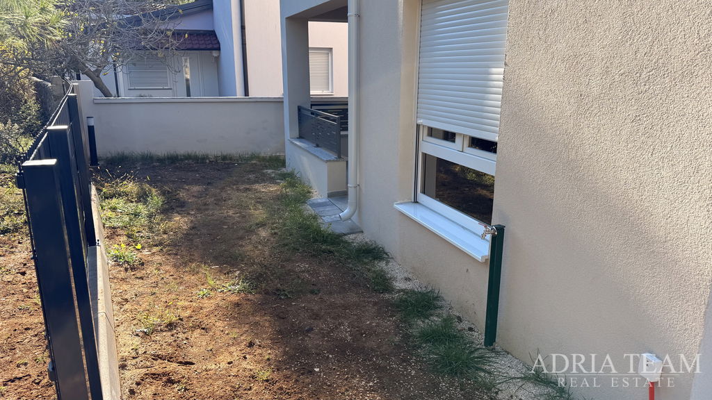 APARTMAN U NOVOGRADNJI 550 m OD MORA – VIR