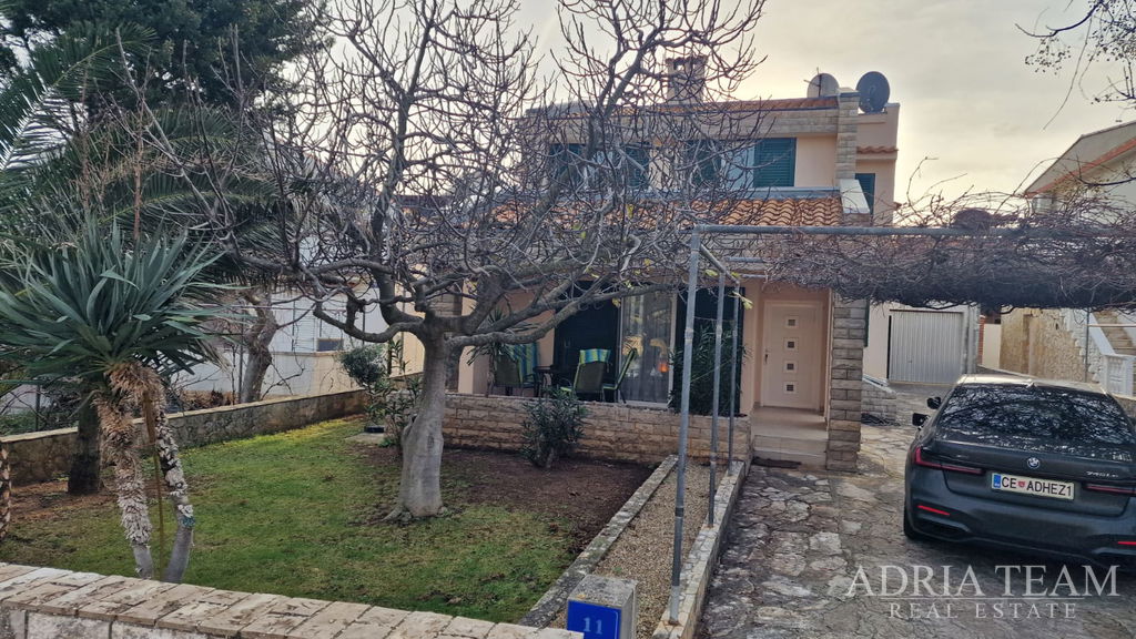 RENOVIRANA KUĆA – 300 M OD MORA – VIR