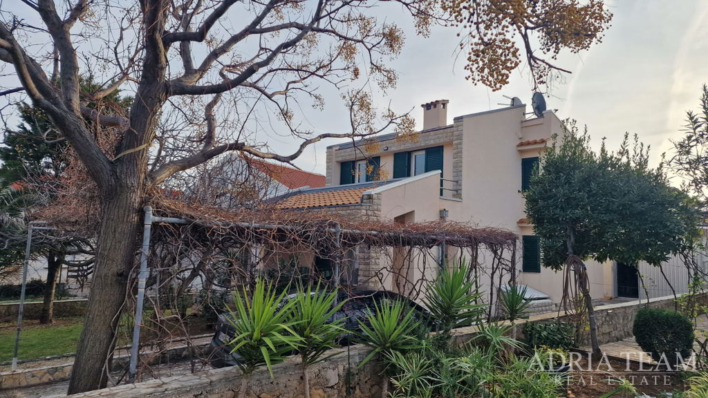 RENOVIRANA KUĆA – 300 M OD MORA – VIR