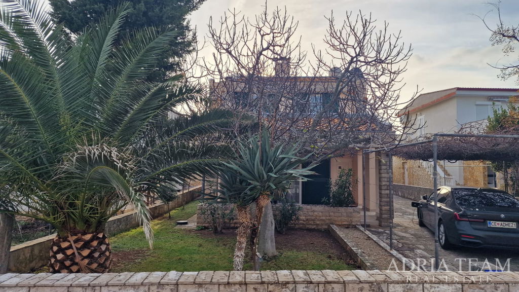 RENOVIRANA KUĆA – 300 M OD MORA – VIR