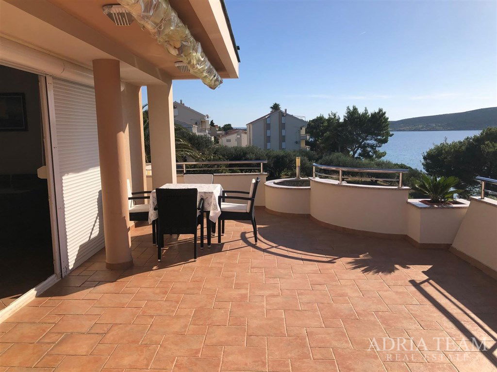 PREKRASNA DVOKATNICA S TRI APARTMANA – PRVI RED DO MORA – STARA NOVALJA, OTOK PAG