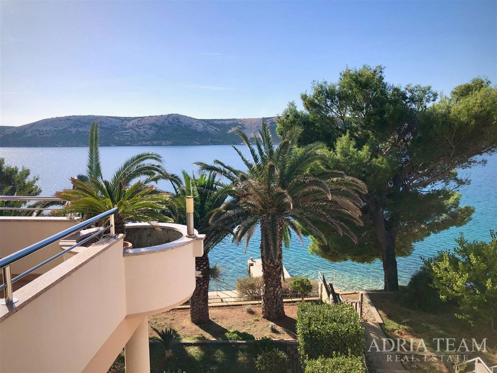 PREKRASNA DVOKATNICA S TRI APARTMANA – PRVI RED DO MORA – STARA NOVALJA, OTOK PAG